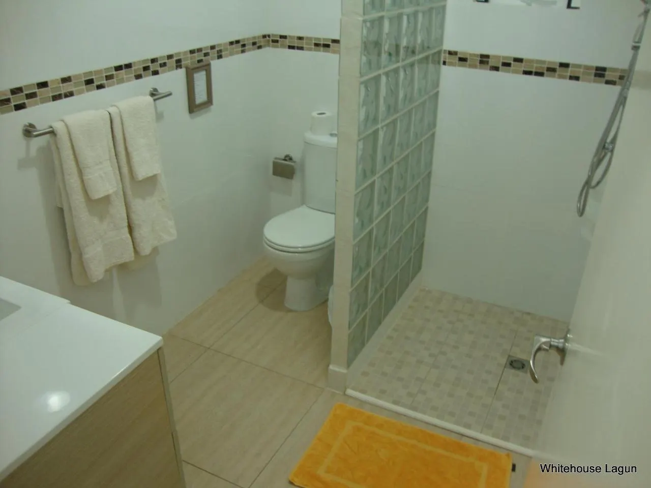 Whitehouse Lagun Apartments